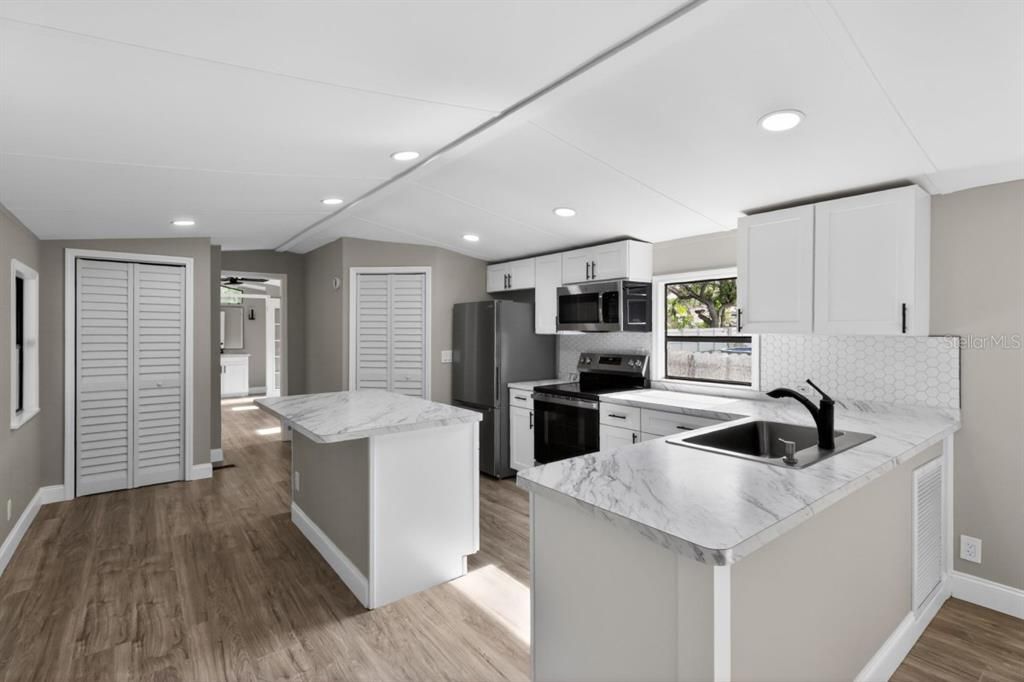 For Sale: $174,990 (2 beds, 2 baths, 924 Square Feet)