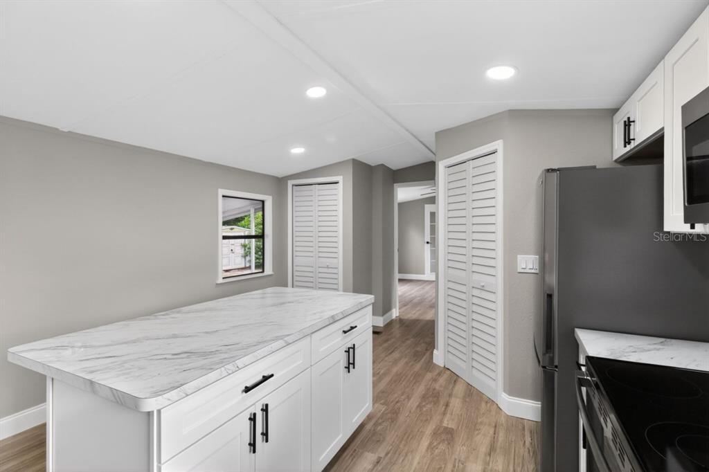 For Sale: $174,990 (2 beds, 2 baths, 924 Square Feet)