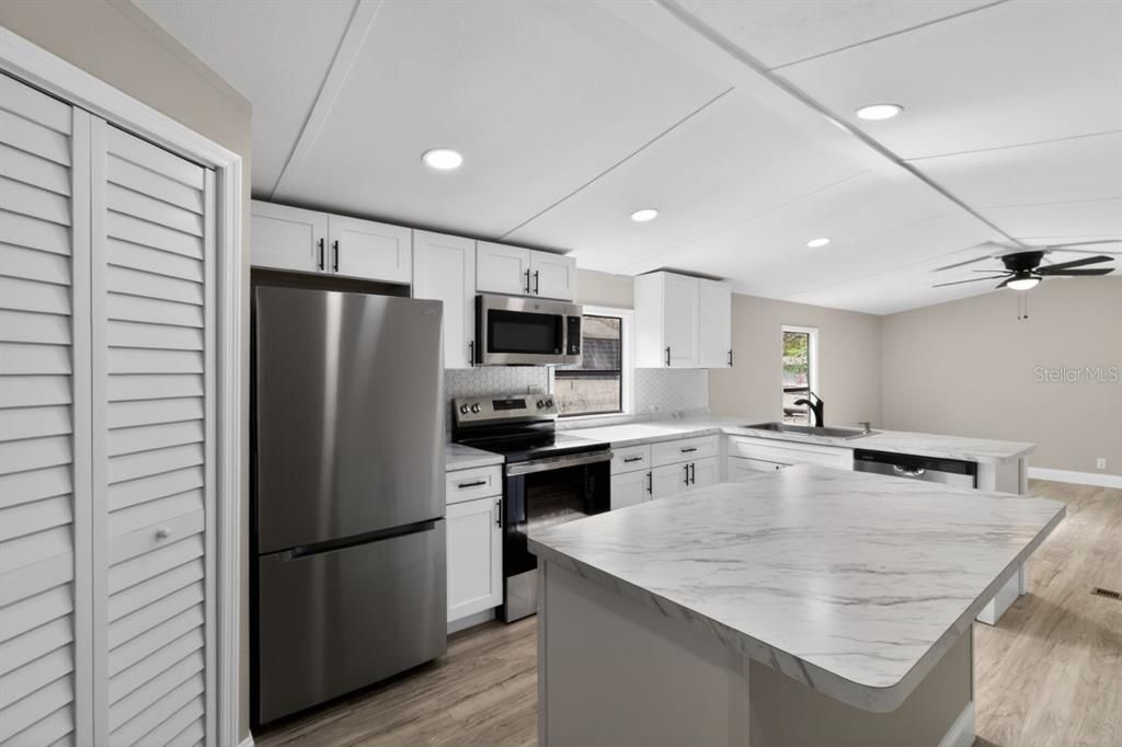 For Sale: $174,990 (2 beds, 2 baths, 924 Square Feet)