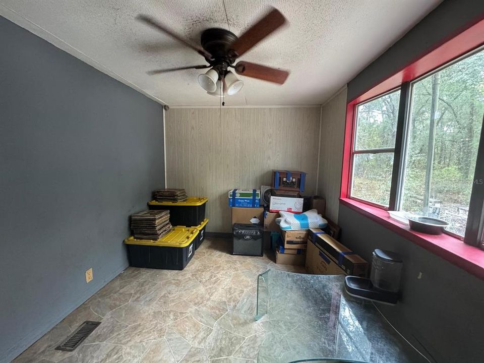 For Sale: $89,900 (4 beds, 2 baths, 1392 Square Feet)