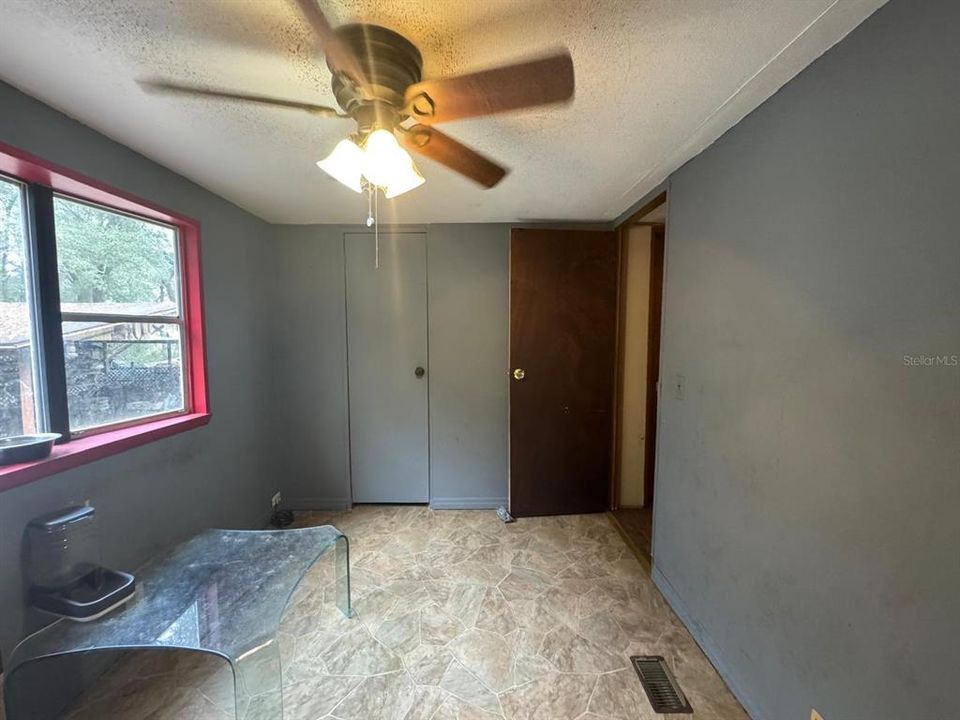 For Sale: $89,900 (4 beds, 2 baths, 1392 Square Feet)