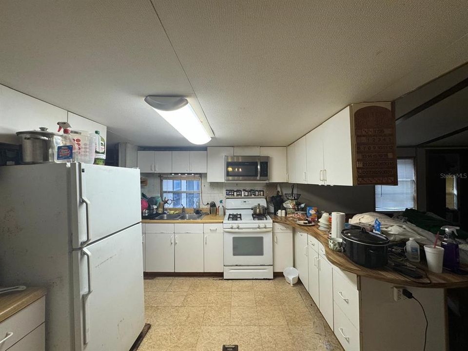 For Sale: $89,900 (4 beds, 2 baths, 1392 Square Feet)