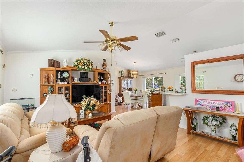 На продажу: $250,000 (3 спален, 2 ванн, 1224 Квадратных фут)