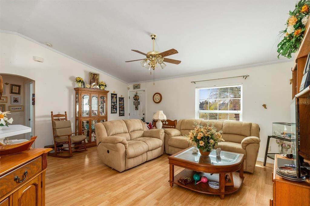 На продажу: $250,000 (3 спален, 2 ванн, 1224 Квадратных фут)