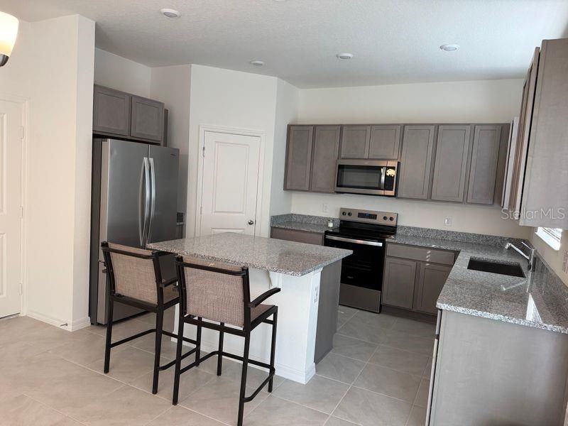 For Rent: $2,650 (4 beds, 2 baths, 2320 Square Feet)