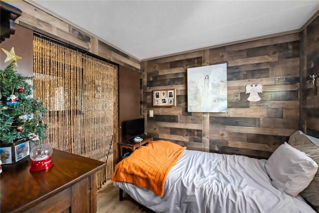 待售: $145,000 (2 贝兹, 1 浴室, 828 平方英尺)