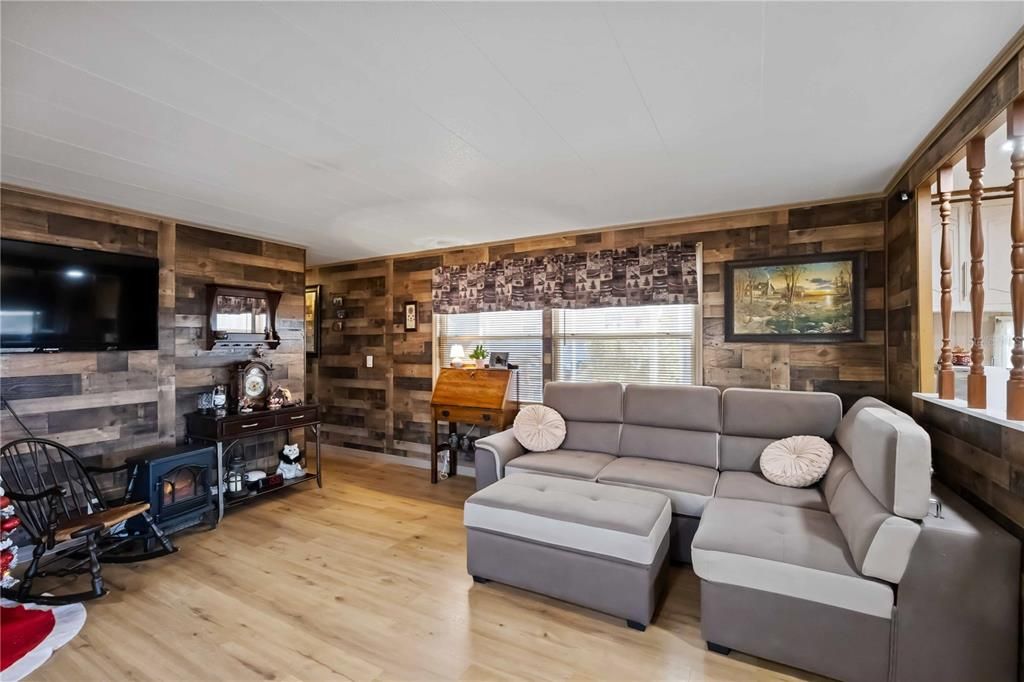 待售: $145,000 (2 贝兹, 1 浴室, 828 平方英尺)