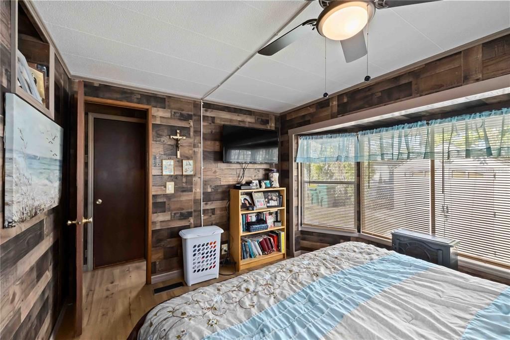 待售: $145,000 (2 贝兹, 1 浴室, 828 平方英尺)