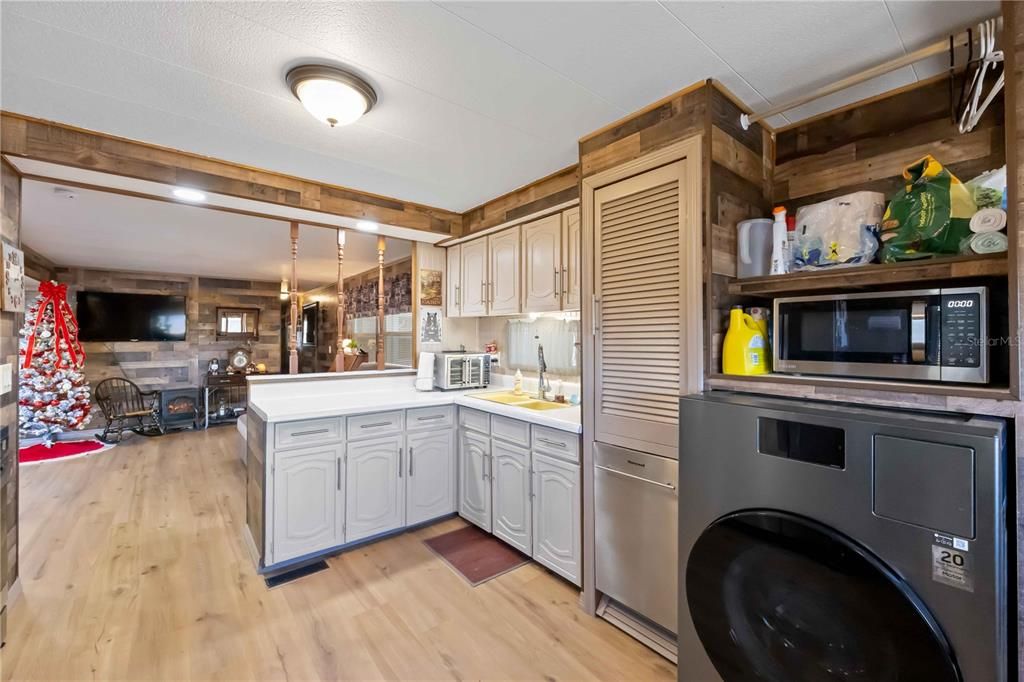 待售: $145,000 (2 贝兹, 1 浴室, 828 平方英尺)