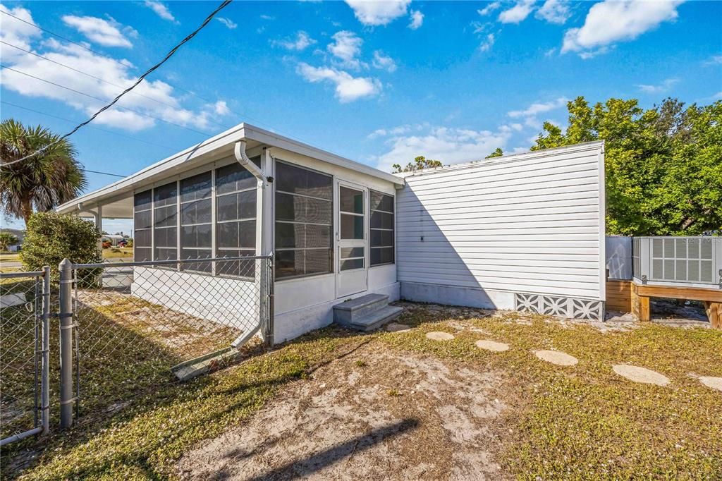 待售: $145,000 (2 贝兹, 1 浴室, 828 平方英尺)