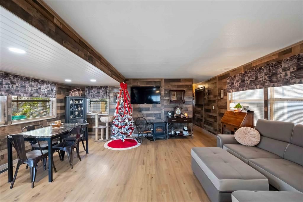 待售: $145,000 (2 贝兹, 1 浴室, 828 平方英尺)