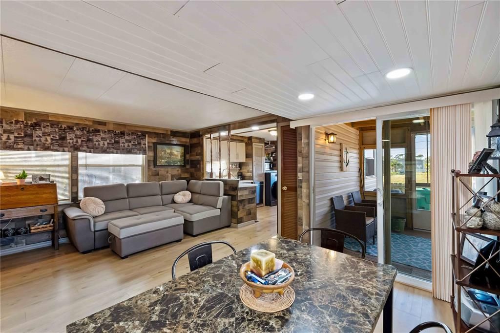 待售: $145,000 (2 贝兹, 1 浴室, 828 平方英尺)