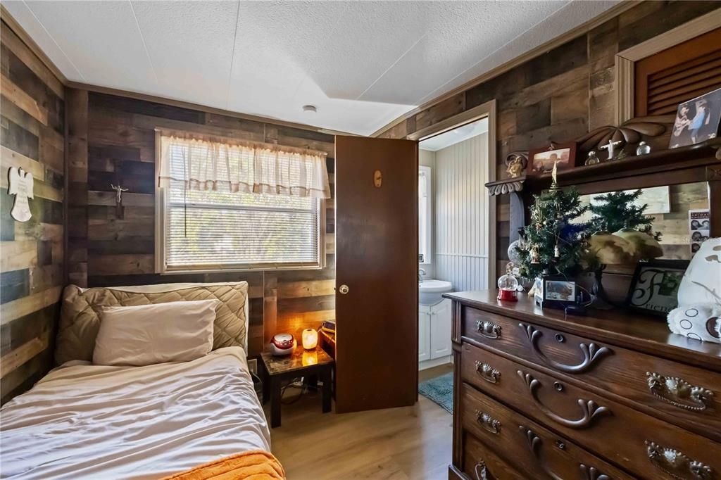 待售: $145,000 (2 贝兹, 1 浴室, 828 平方英尺)