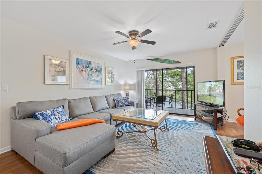 待售: $199,000 (2 贝兹, 2 浴室, 888 平方英尺)