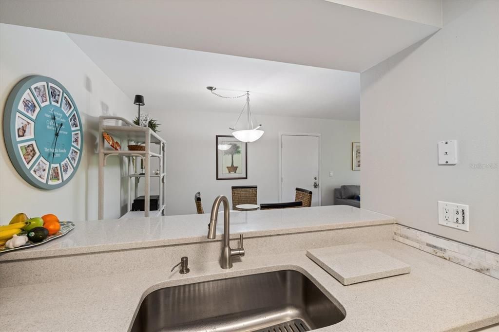 待售: $199,000 (2 贝兹, 2 浴室, 888 平方英尺)