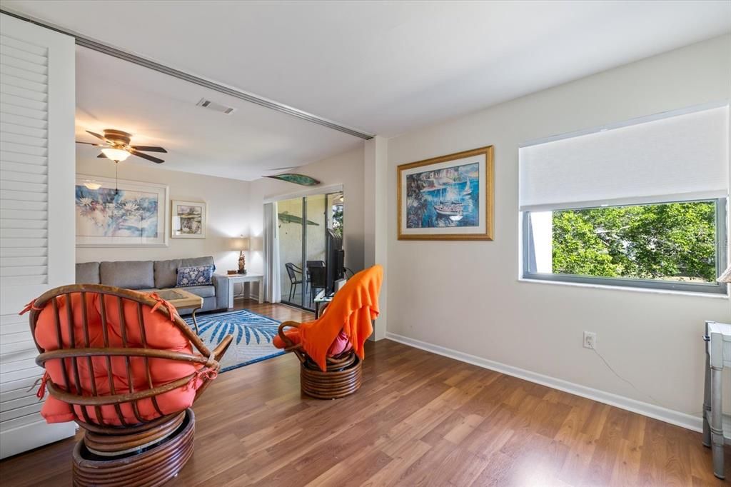 待售: $199,000 (2 贝兹, 2 浴室, 888 平方英尺)