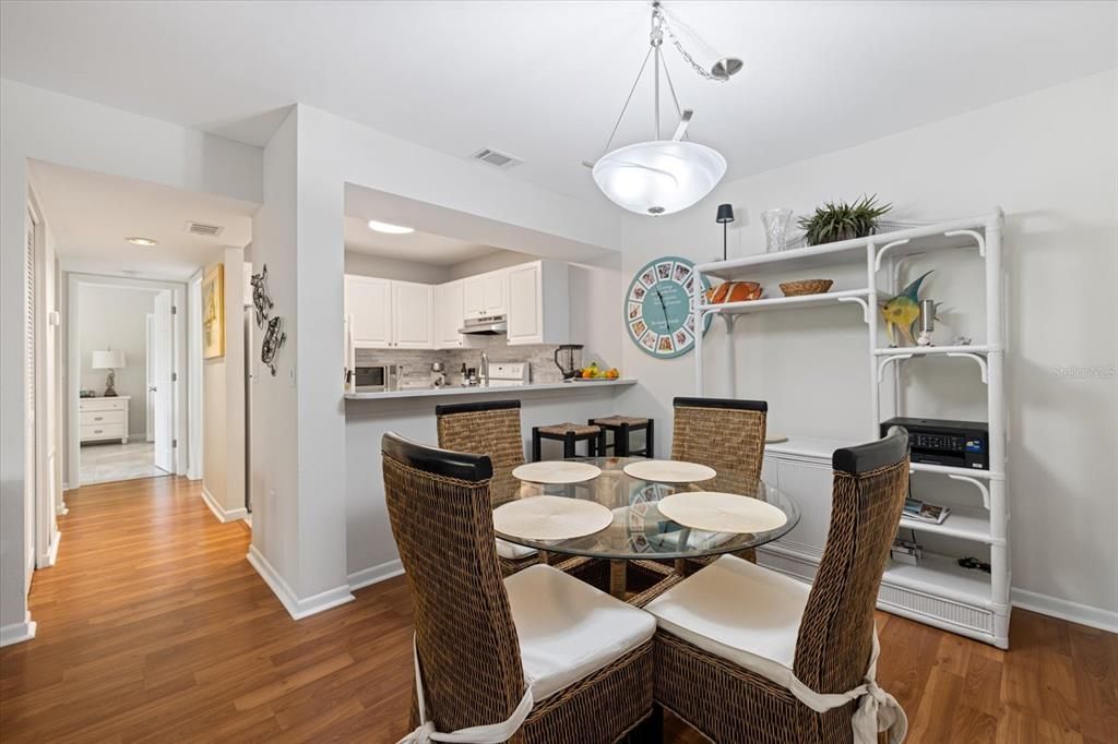 待售: $199,000 (2 贝兹, 2 浴室, 888 平方英尺)