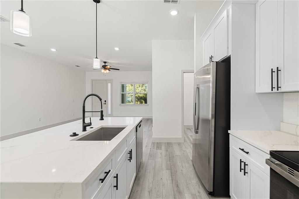 На продажу: $349,900 (4 спален, 2 ванн, 1695 Квадратных фут)