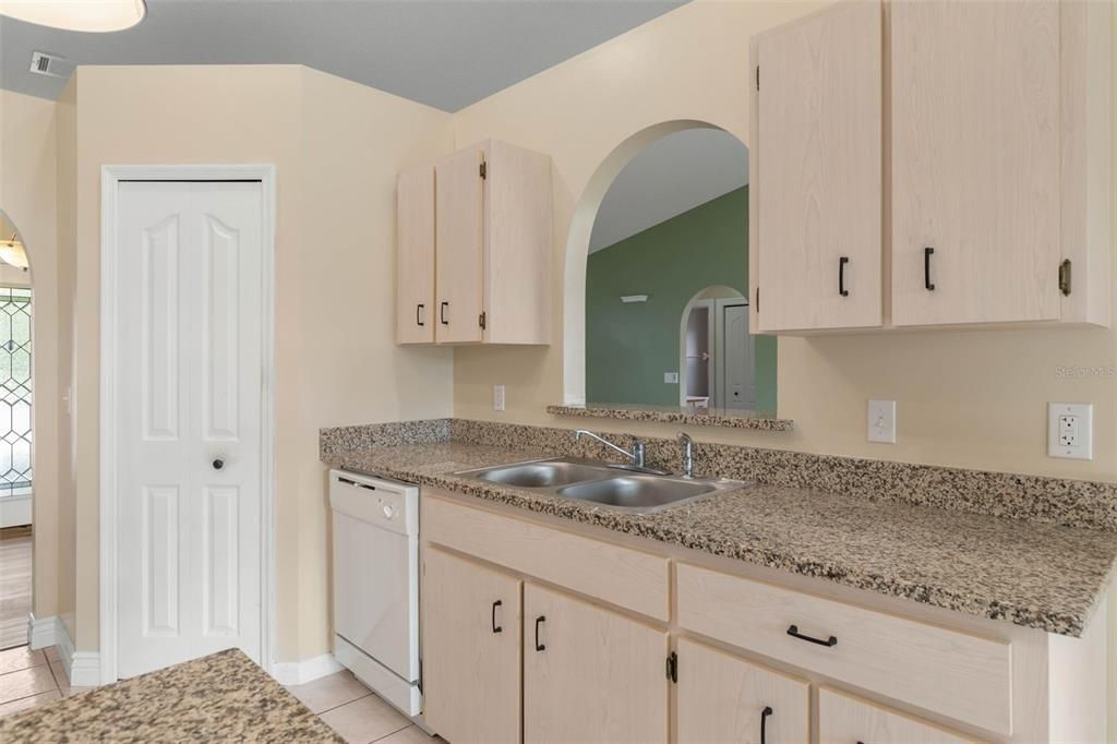 待售: $269,000 (3 贝兹, 2 浴室, 1569 平方英尺)