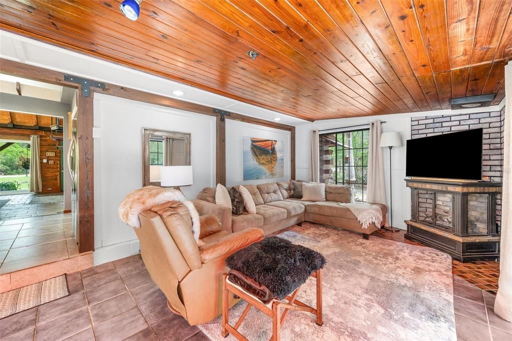 For Sale: $349,000 (2 beds, 1 baths, 1247 Square Feet)