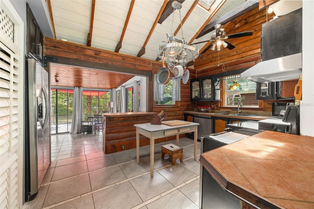 For Sale: $349,000 (2 beds, 1 baths, 1247 Square Feet)