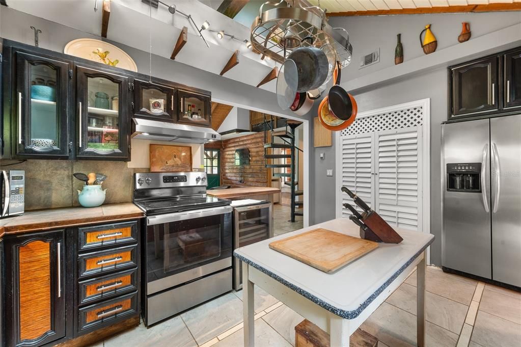 For Sale: $349,000 (2 beds, 1 baths, 1247 Square Feet)