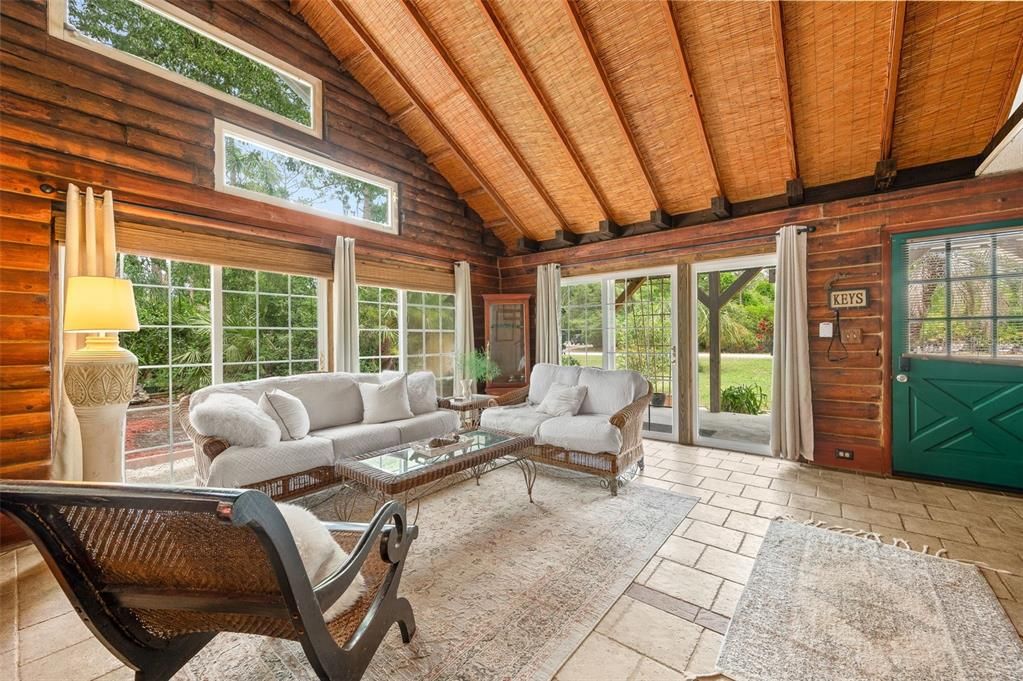 For Sale: $349,000 (2 beds, 1 baths, 1247 Square Feet)