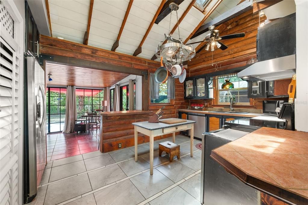 For Sale: $349,000 (2 beds, 1 baths, 1247 Square Feet)