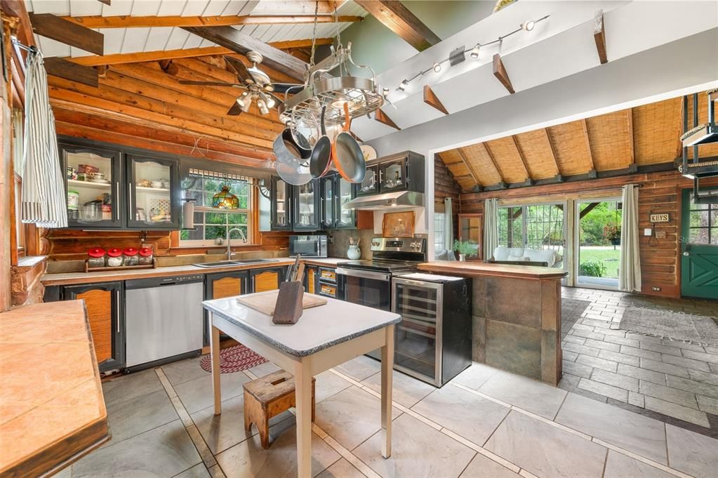 For Sale: $349,000 (2 beds, 1 baths, 1247 Square Feet)