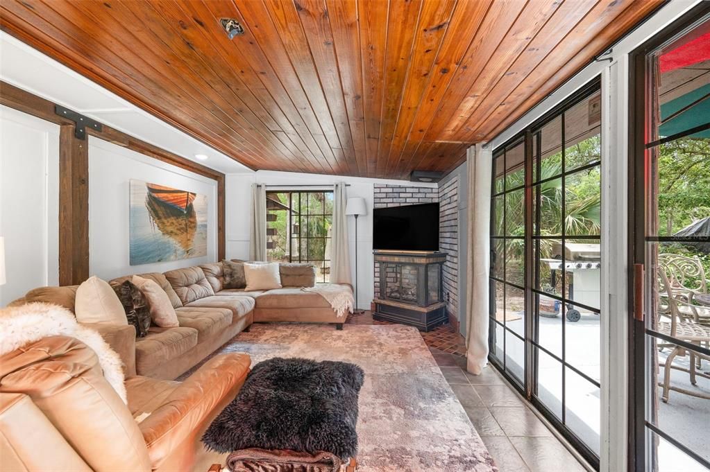 For Sale: $349,000 (2 beds, 1 baths, 1247 Square Feet)