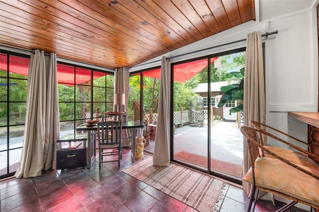 For Sale: $349,000 (2 beds, 1 baths, 1247 Square Feet)