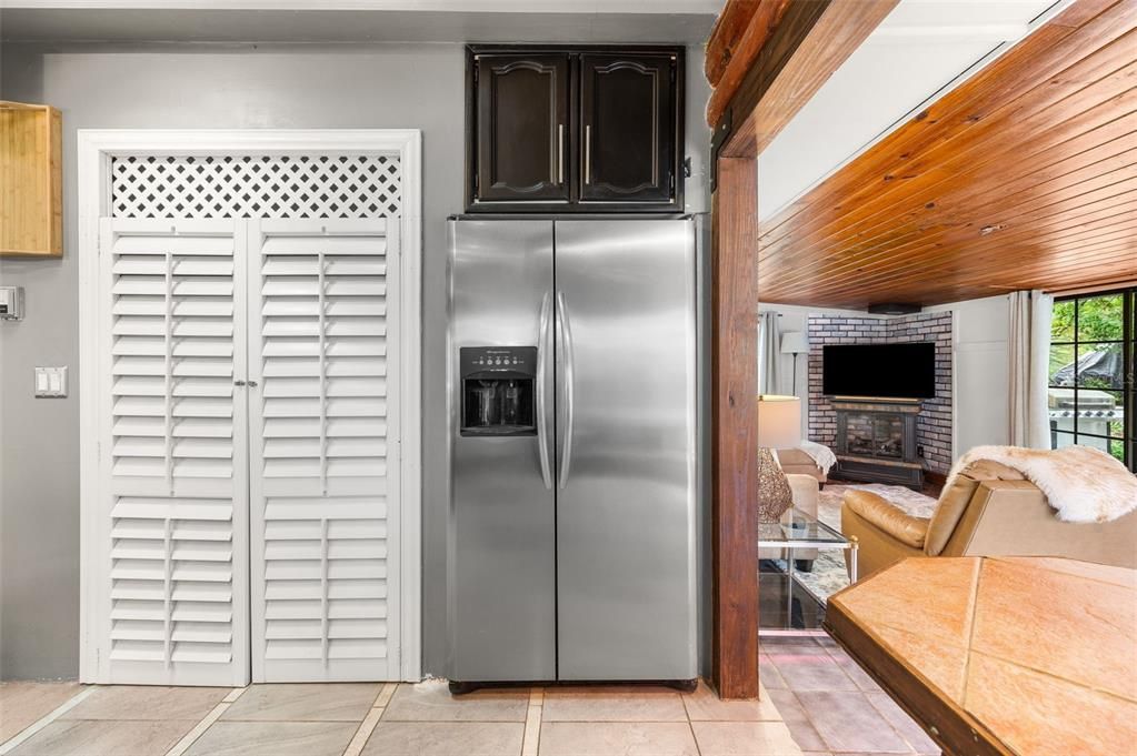 For Sale: $349,000 (2 beds, 1 baths, 1247 Square Feet)