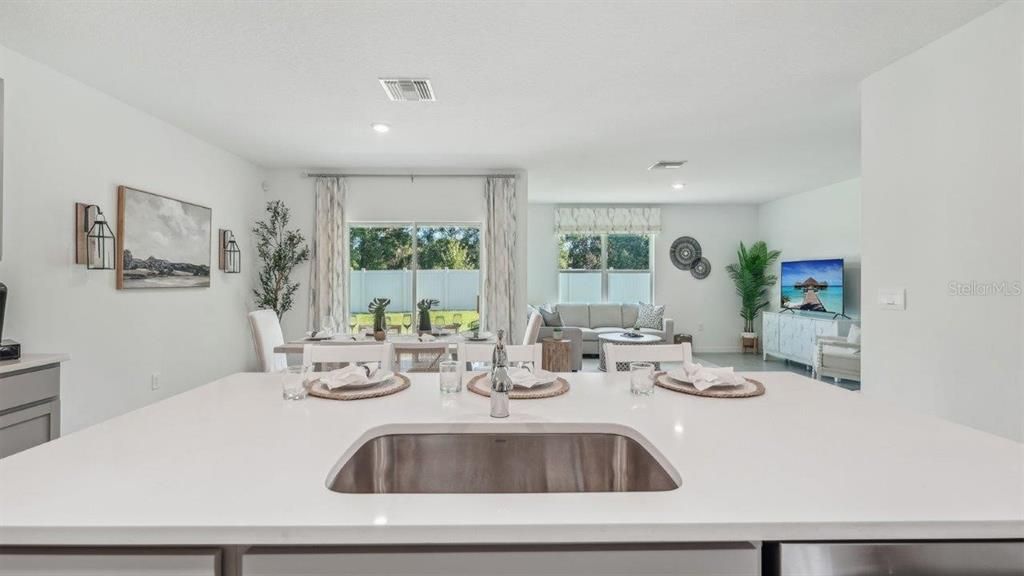 На продажу: $329,340 (4 спален, 2 ванн, 1828 Квадратных фут)