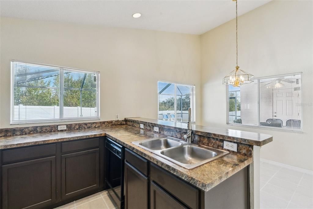 待售: $325,000 (4 贝兹, 2 浴室, 1426 平方英尺)