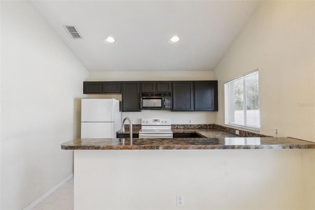 待售: $325,000 (4 贝兹, 2 浴室, 1426 平方英尺)