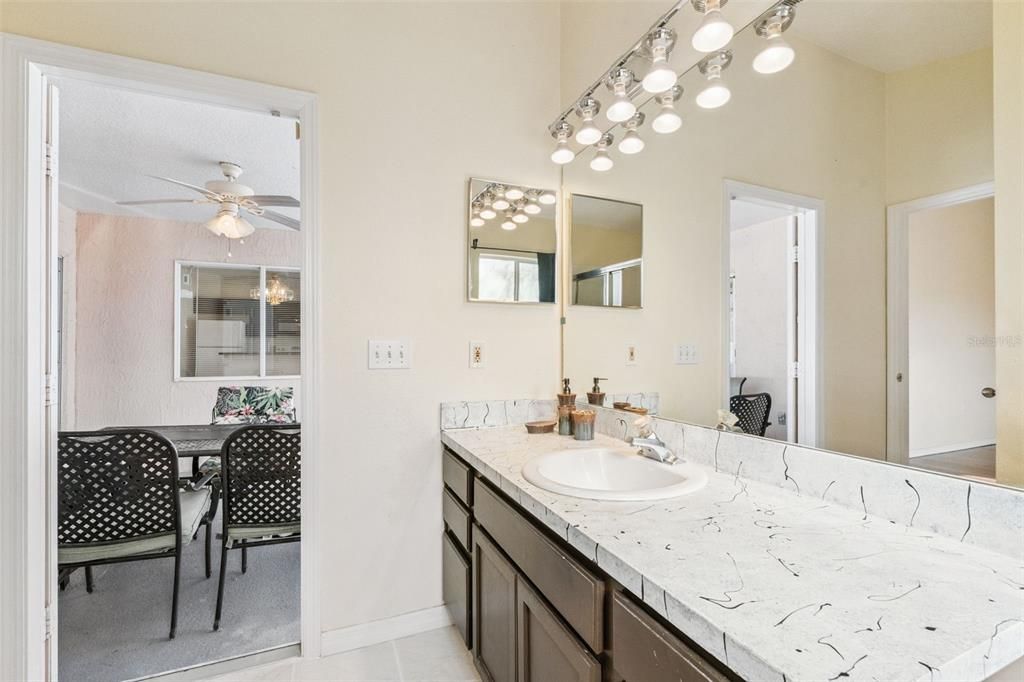 待售: $325,000 (4 贝兹, 2 浴室, 1426 平方英尺)