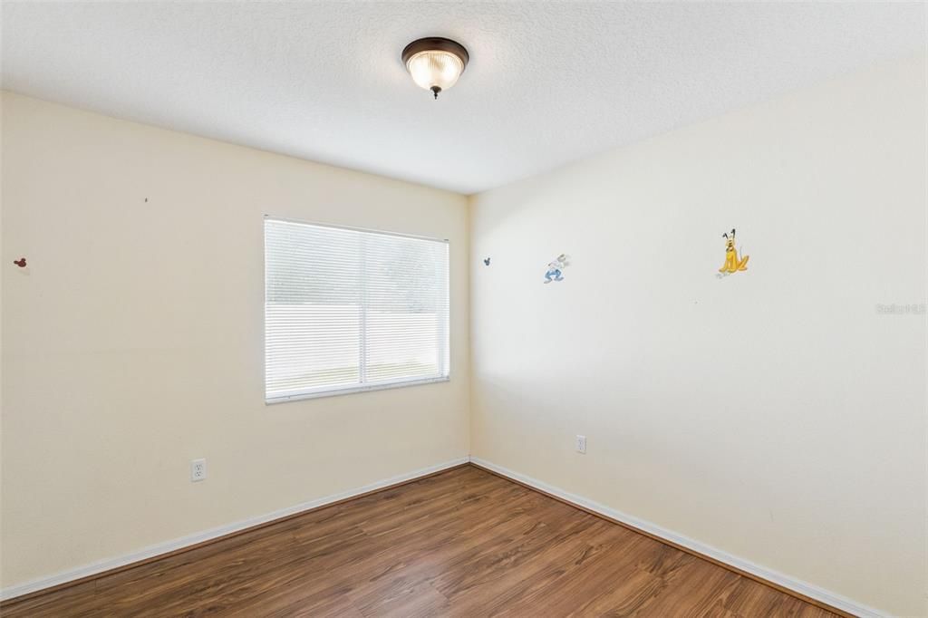 待售: $325,000 (4 贝兹, 2 浴室, 1426 平方英尺)