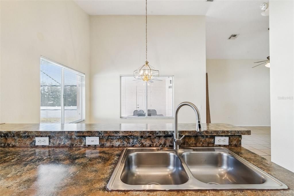 待售: $325,000 (4 贝兹, 2 浴室, 1426 平方英尺)