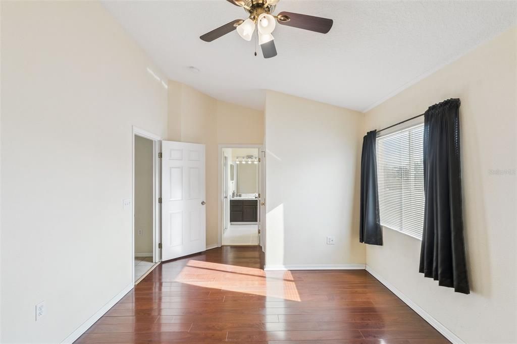 待售: $325,000 (4 贝兹, 2 浴室, 1426 平方英尺)