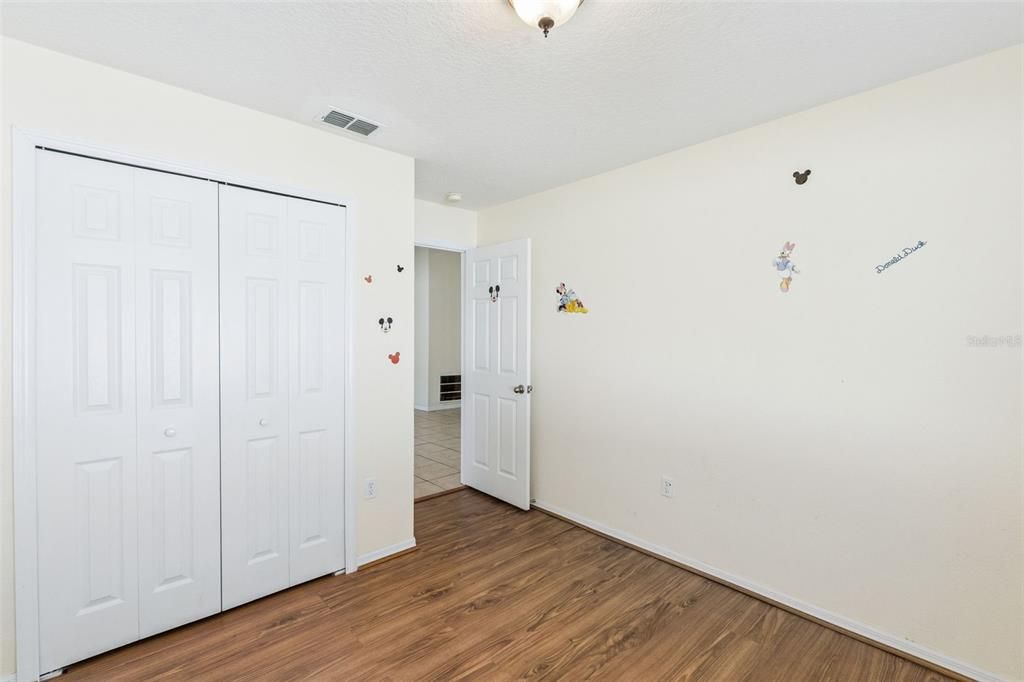 待售: $325,000 (4 贝兹, 2 浴室, 1426 平方英尺)