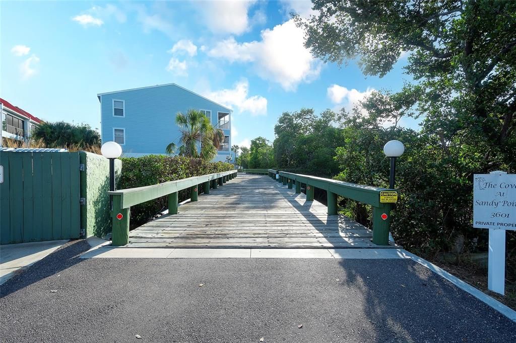 For Sale: $475,000 (2 beds, 2 baths, 1035 Square Feet)