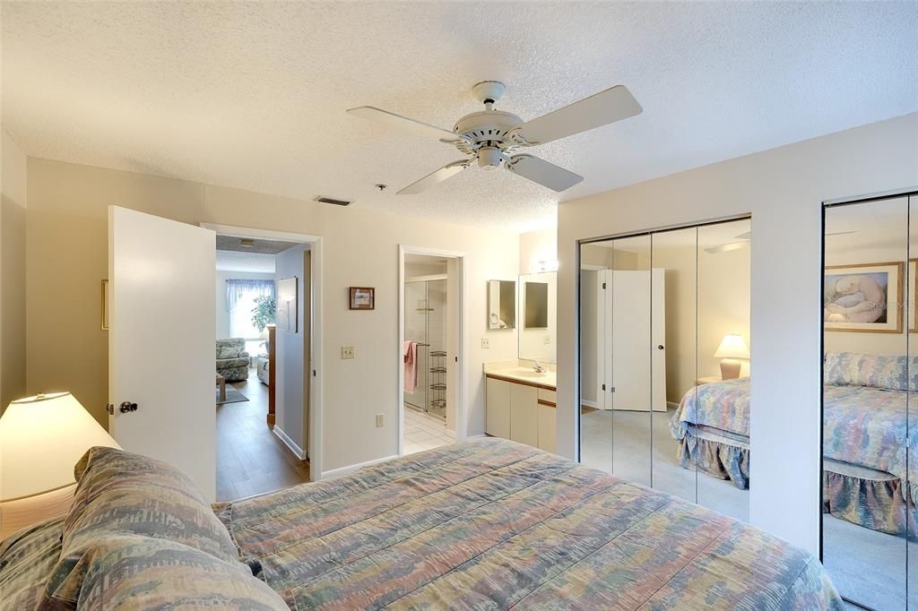 For Sale: $475,000 (2 beds, 2 baths, 1035 Square Feet)