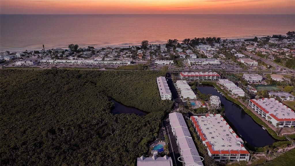 For Sale: $475,000 (2 beds, 2 baths, 1035 Square Feet)