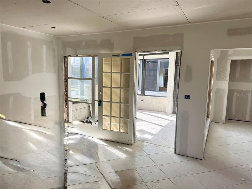 For Sale: $350,000 (1 beds, 1 baths, 430 Square Feet)