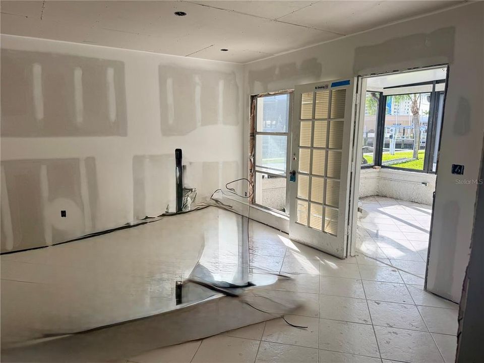 For Sale: $350,000 (1 beds, 1 baths, 430 Square Feet)