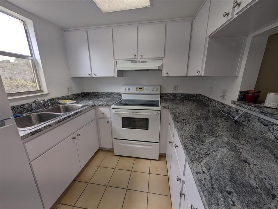 На продажу: $106,000 (2 спален, 1 ванн, 990 Квадратных фут)