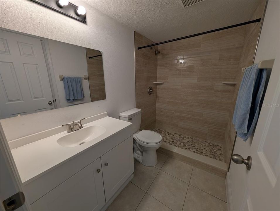 На продажу: $106,000 (2 спален, 1 ванн, 990 Квадратных фут)