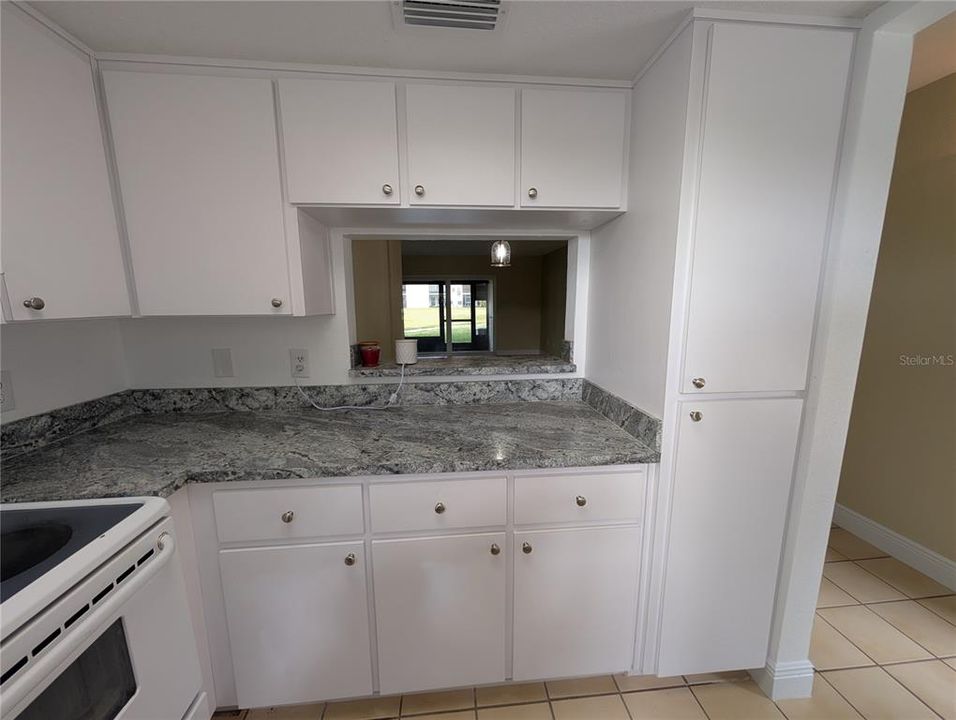 На продажу: $106,000 (2 спален, 1 ванн, 990 Квадратных фут)