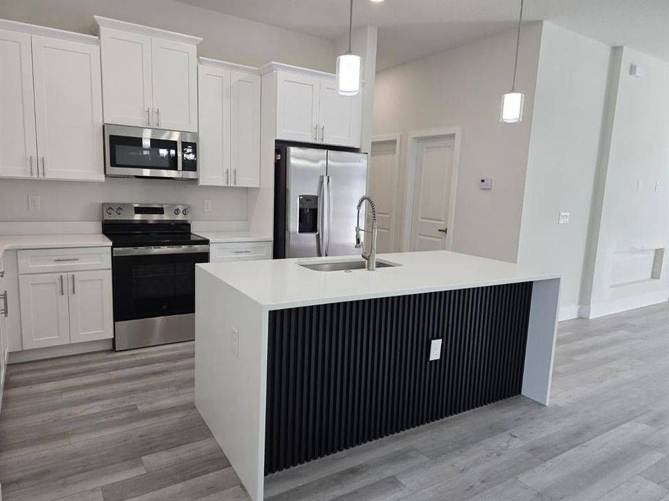 На продажу: $379,900 (4 спален, 2 ванн, 1695 Квадратных фут)