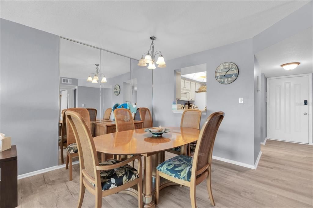 出租: $2,500 (2 贝兹, 2 浴室, 900 平方英尺)